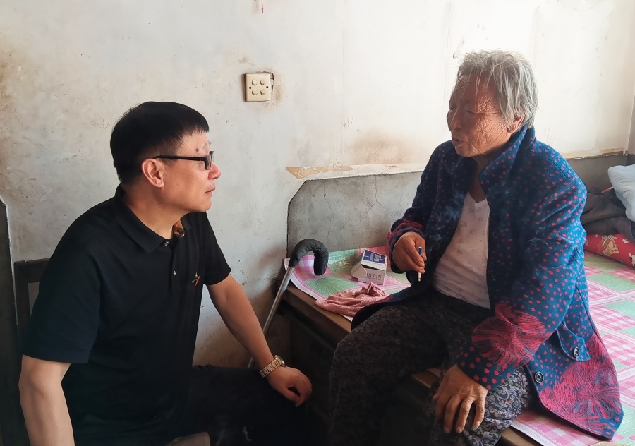  郭明义爱心团队北镇市沟帮子福全爱心团队中秋节慰问困难群众